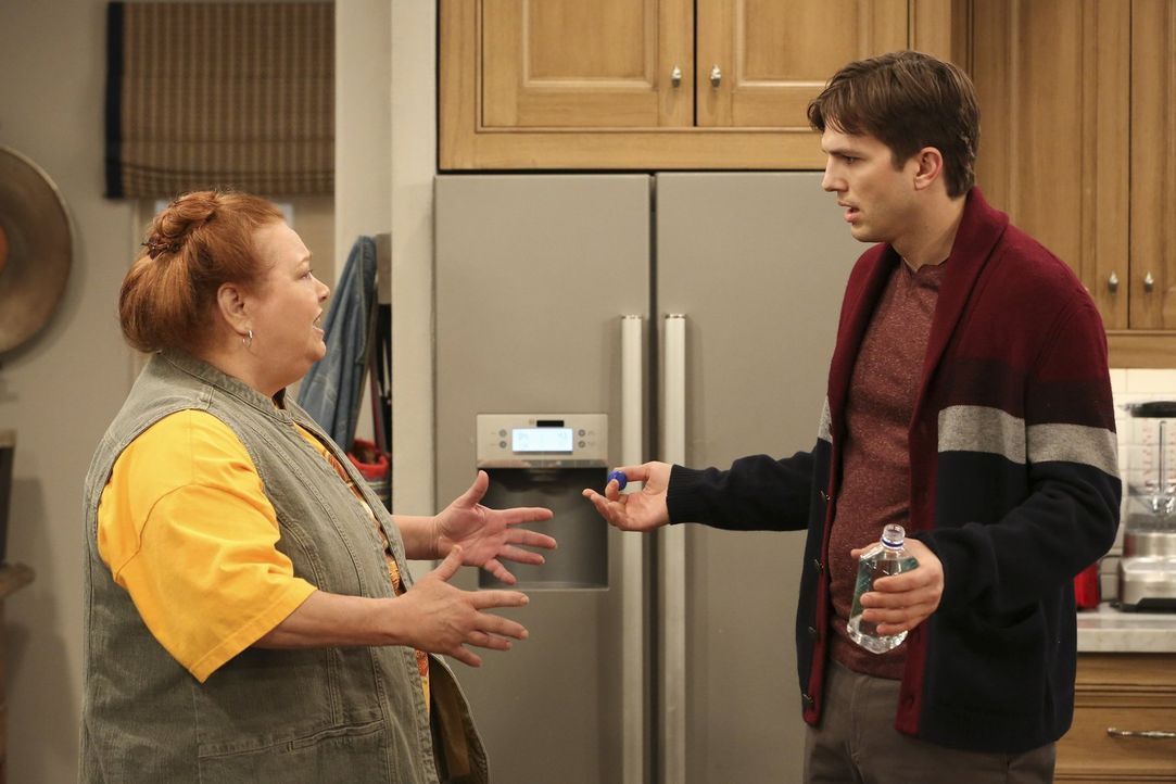 Walden (Ashton Kutcher, r.) wird auch von der praktischen und handfesten Berta (Conchata Ferrell, l.) nicht für voll genommen, was seine handwerklic... - Bildquelle: Warner Brothers Entertainment Inc.