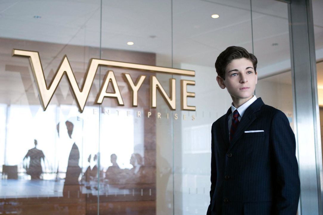 Fish Mooney etabliert sich weiterhin als neue Anführerin der Unterwelt, während Bruce (David Mazouz) eine Vorstandsitzung bei Wayne Enterprises einb... - Bildquelle: Warner Bros. Entertainment, Inc.