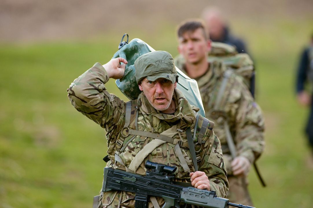 Als "Höhepunkt" erwartet die Teilnehmer des Bootcamps eine 48-stündige Trainingseinheit mit dem britischen Special Air Service. Davor müssen sie jed... - Bildquelle: Warren Orchard 2015 BBC