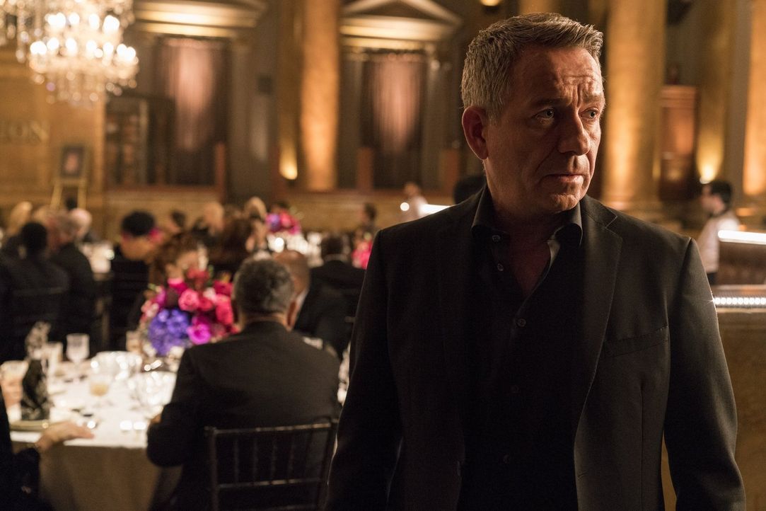 Auf Alfred (Sean Pertwee) erwartet ein Gespräch, das einiges verändern könnte ... - Bildquelle: 2017 Warner Bros.