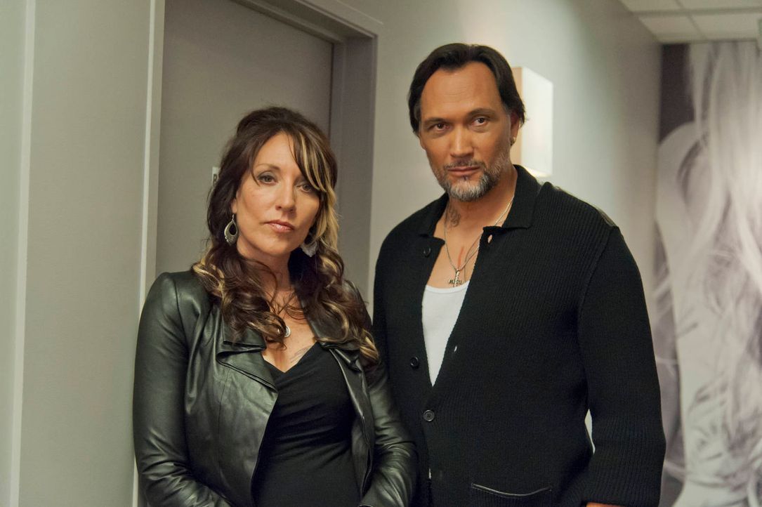 Hat Gemma (Katey Sagal, l.) endlich Glück mit den Männern? Nero (Jimmy Smits, r.) gibt sich alle Mühe, der richtige Mann für sie zu sein ... - Bildquelle: 2012 Twentieth Century Fox Film Corporation and Bluebush Productions, LLC. All rights reserved.