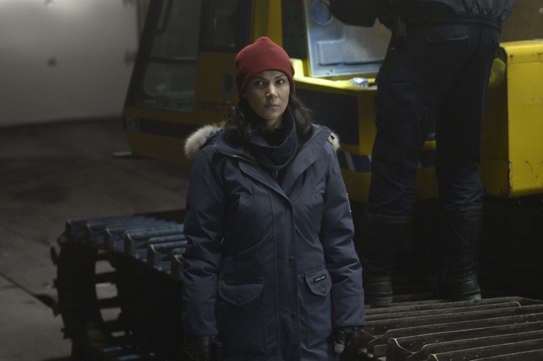 Sarah verdankt Julia (Kyra Zagorsky) ihr Leben. Doch diese Rettung bleibt nicht ohne Folgen ... - Bildquelle: 2014 Sony Pictures Television Inc. All Rights Reserved.