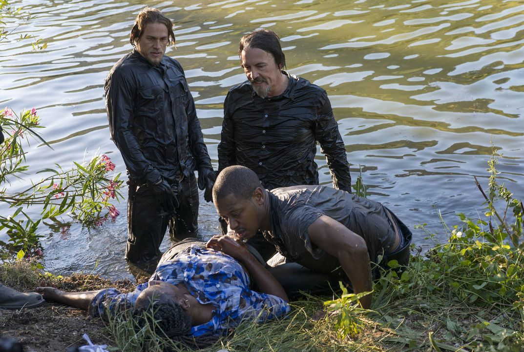 Eigentlich wollten Jax (Charlie Hunnam, l.) und Chibs (Tommy Flanagan, 2.v.l.) nur Grant (Ajay Smith, r.) stellen. Mit dessen Mutter (April Grace, v... - Bildquelle: Prashant Gupta 2013 Twentieth Century Fox Film Corporation and Bluebush Productions, LLC. All rights reserved.
