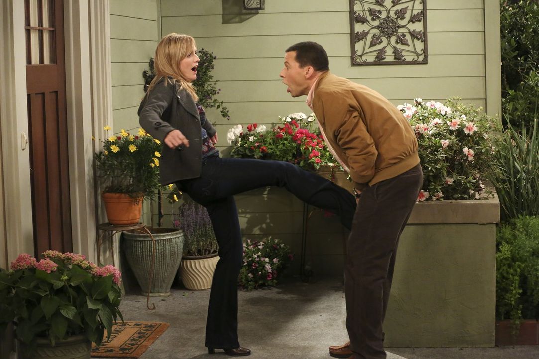 Ahnen nicht, dass ihre Affäre aufzufliegen droht: Alan (Jon Cryer, r.) und Lyndsey (Courtney Thorne-Smith, l.) ... - Bildquelle: Warner Bros. Television
