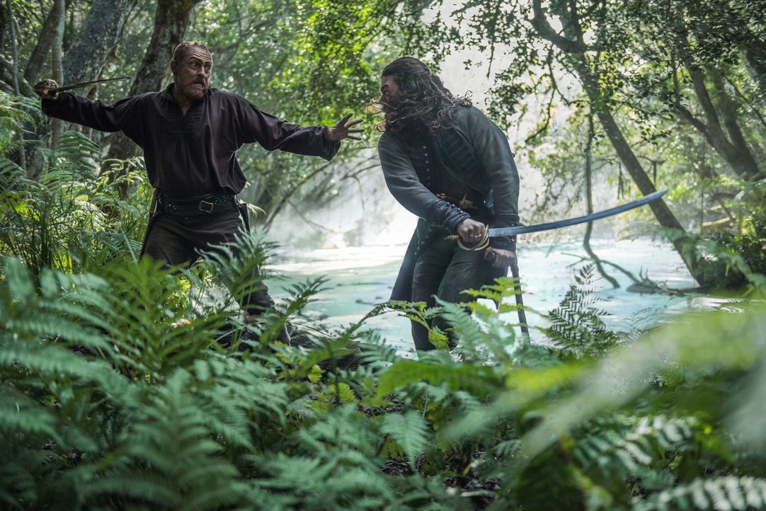 Silver (Luke Arnold, r.), Hands und einige Piraten verfolgen Flint (Toby Stephens, l.) und Dooley, die den Schatz nach Skeleton Island gebracht habe... - Bildquelle: David Bloomer 2017 Starz Entertainment, LLC