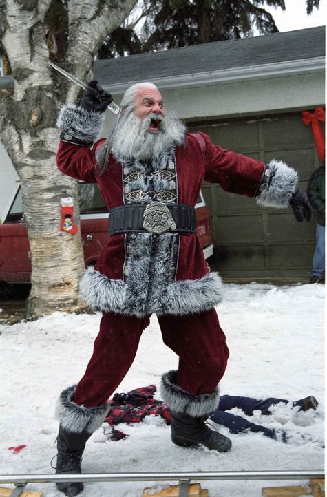 Früher zog Santa (Bill Goldberg), der Sohn vom Satan, jedes Jahr an Weihnachten mordend und meuchelnd über die Lande. Doch dann verlor er gegen ei... - Bildquelle: E.M.S. New Media AG