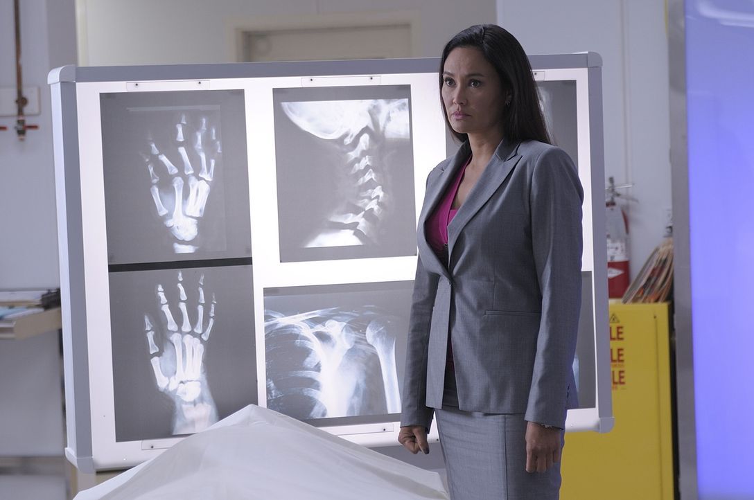 Katie Logan (Tia Carrere) muss Pete und Myka eine schreckliche Nachricht überbringen: Dickenson, der ehemalige Vorgesetzte der beiden, wurde umgebra... - Bildquelle: Philippe Bosse SCI FI Channel
