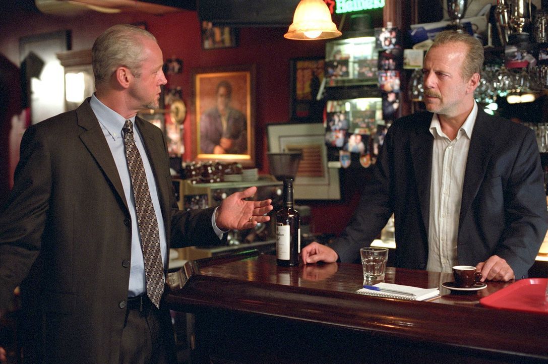 Nach einem Mordversuch versteckt der Polizist Jack Mosley (Bruce Willis, r.) den Gefangenen Eddie Bunker in einer Bar. Endlich trifft der Kollege De... - Bildquelle: Nu Image