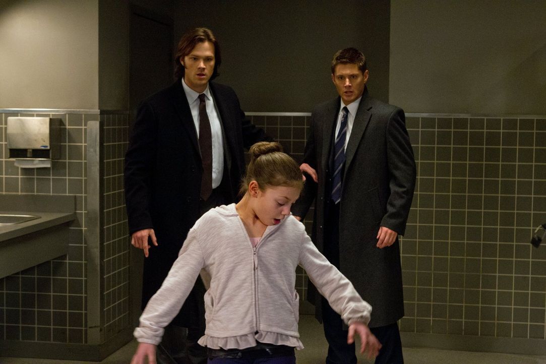 Bei den Untersuchungen in einem neuen Fall finden Dean (Jensen Ackles, r.) und Sam (Jared Padalecki, l.) heraus, dass Ballettschuhe mit einem Fluch... - Bildquelle: Warner Bros. Television