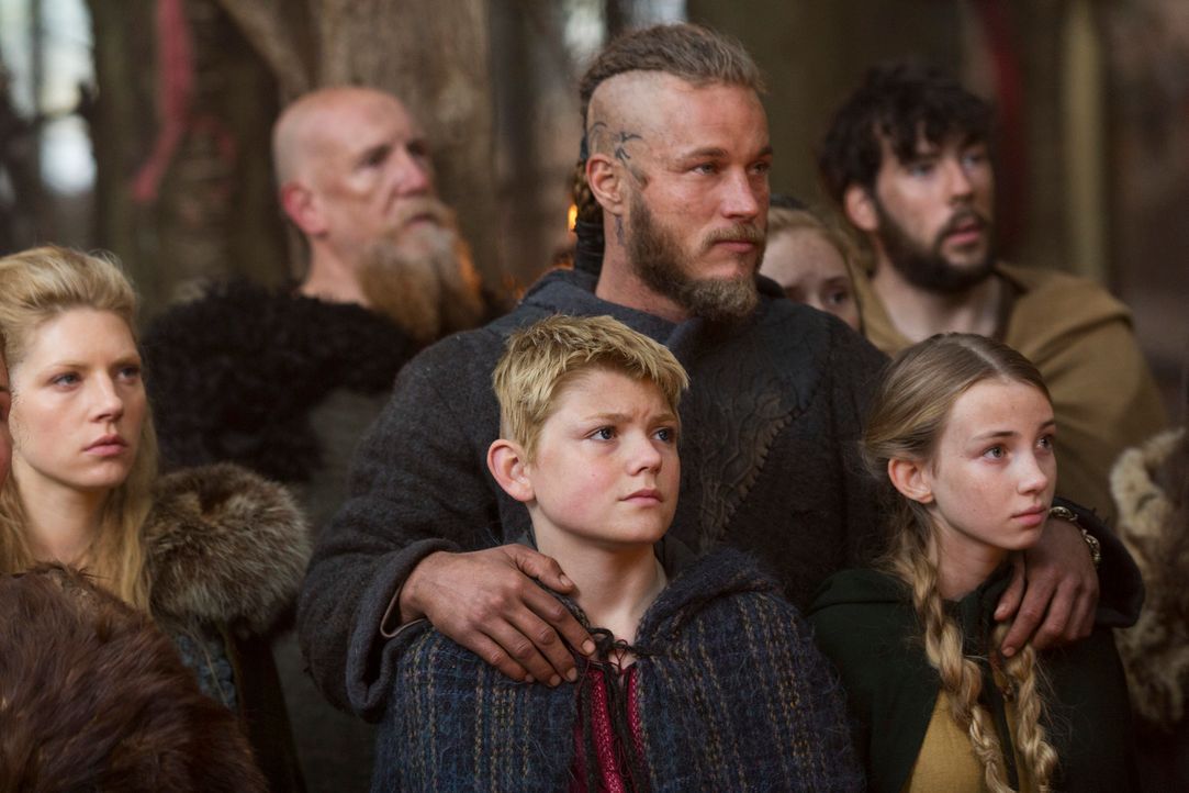 Gemeinsam mit seiner Ehefrau Lagertha (Katheryn Winnick, l.), Sohn Björn (Nathan O'Toole, 2.v.l.) und Tochter Gyda (Ruby O'Leary, r.) begibt sich Ra... - Bildquelle: 2013 TM TELEVISION PRODUCTIONS LIMITED/T5 VIKINGS PRODUCTIONS INC. ALL RIGHTS RESERVED.