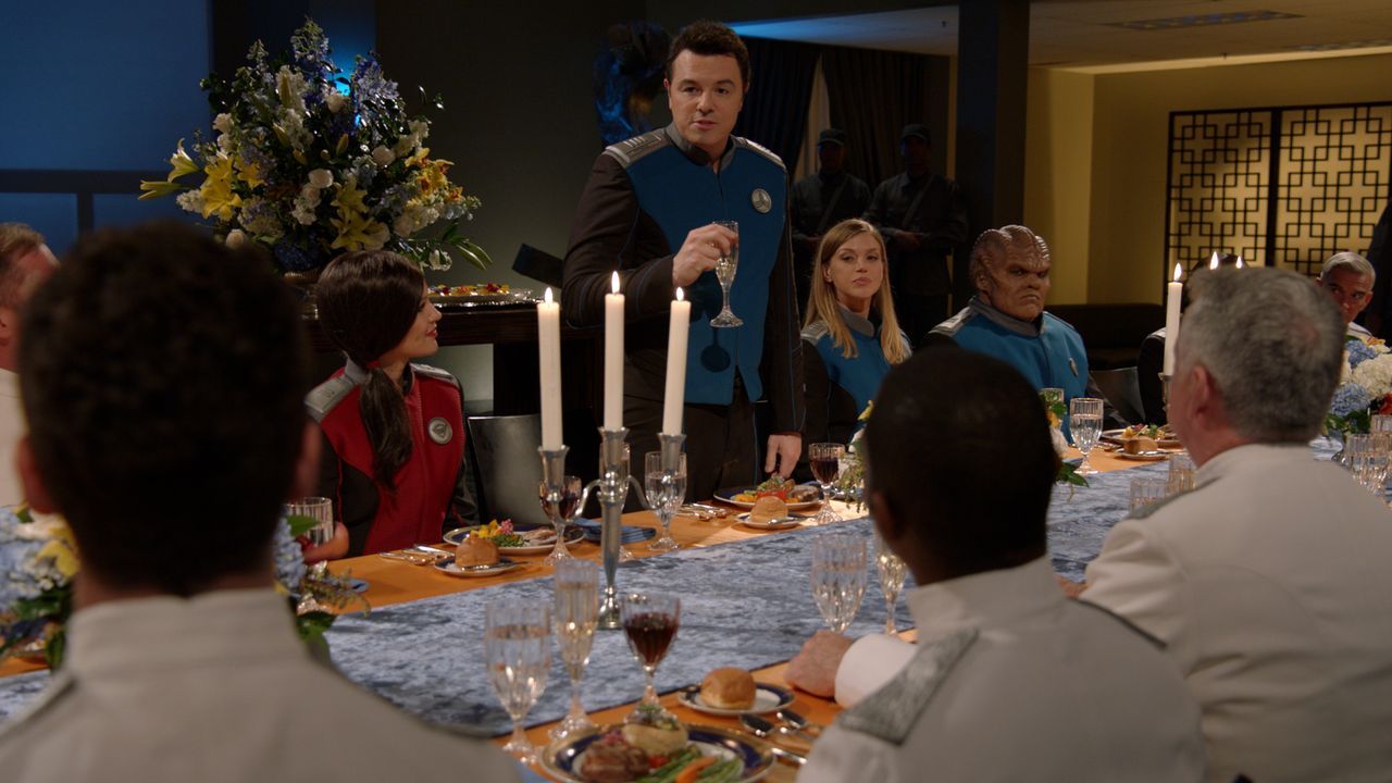 (v.l.n.r.) Talla (Jessica Szohr); Ed (Seth MacFarlane); Kelly (Adrianne Palicki); Bortus (Peter Macon) - Bildquelle: © 2019 Twentieth Century Fox Film Corporation. All rights reserved.