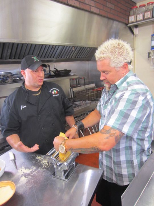 Guy Fieri (r.) geht Chef Jim Iannuzzi (l.) zu Hand und hilft ihm ein außergewöhnliches italienisches Mahl zuzubereiten ... - Bildquelle: 2012, Television Food Network, G.P. All Rights Reserved.