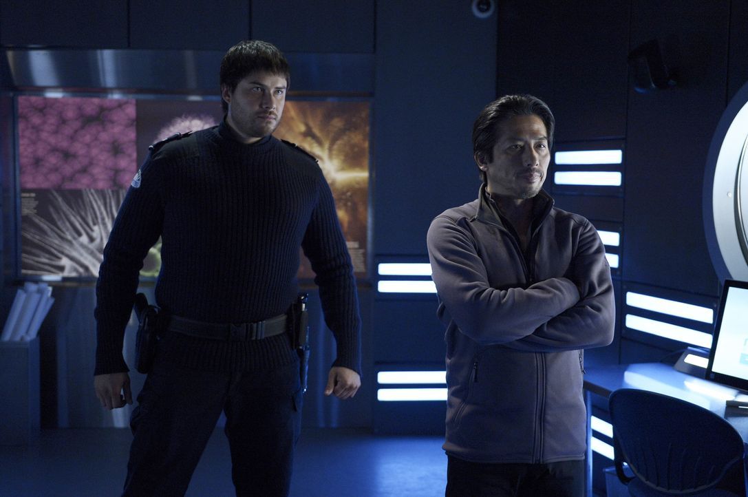 Hatake (Hiroyuki Sanada, r.) offenbart Alan seine eigentlichen Pläne mit dem Virus, doch können Alan und Sarah Hatake und Daniel (Meegwun Fairbrothe... - Bildquelle: 2014 Sony Pictures Television Inc. All Rights Reserved.