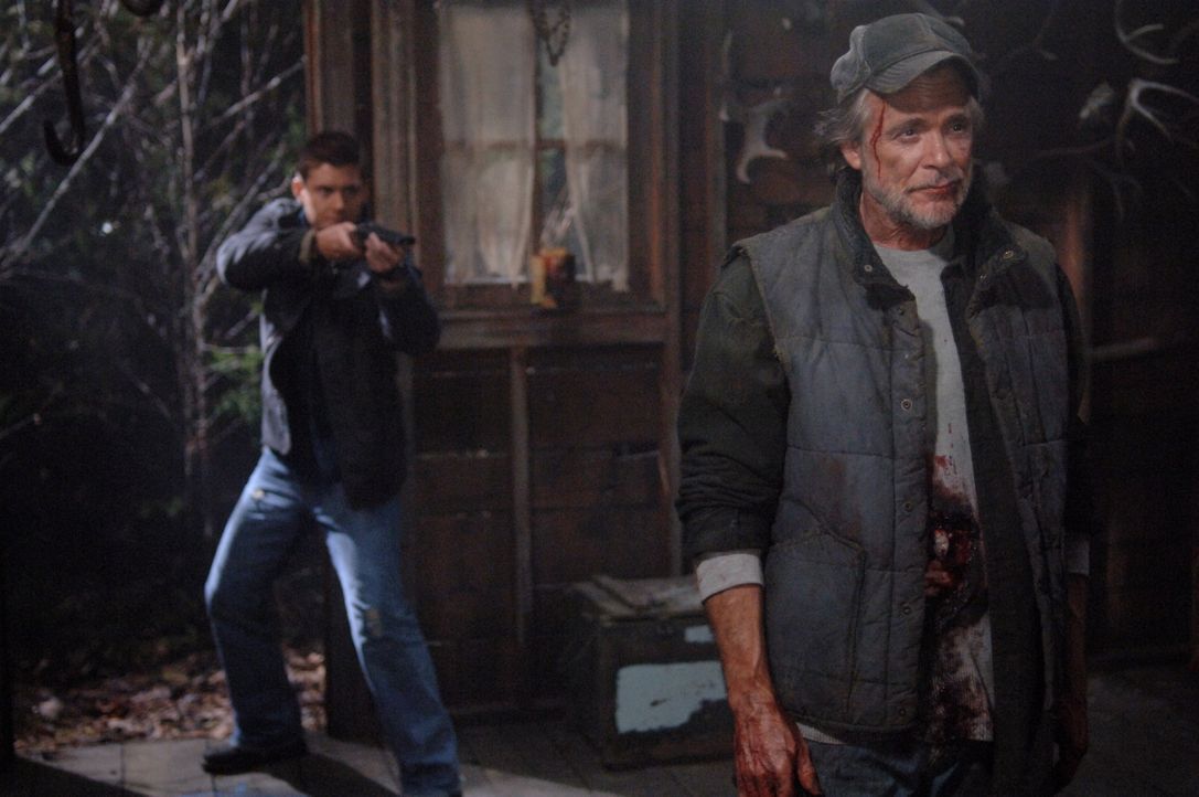 Kann Dean (Jensen Ackles, l.) den mysteriösen Farmer Jonah (Winston Rekert, r.) stoppen, bevor er Molly tötet? - Bildquelle: Warner Bros. Television