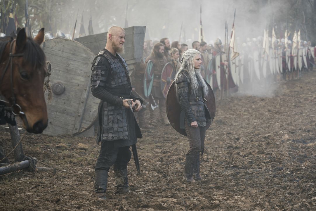 Björn (Alexander Ludwig, l.); Lagertha (Katheryn Winnick, r.) - Bildquelle: 2017 TM PRODUCTIONS LIMITED / T5 VIKINGS V PRODUCTIONS INC. ALL RIGHTS RESERVED.