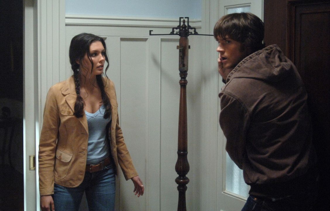 Sarah (Taylor Cole, l.) versucht Sam (Jared Padalecki, r.) und Dean bei der Aufklärung des mysteriösem Bildes zu helfen ... - Bildquelle: Warner Bros. Television