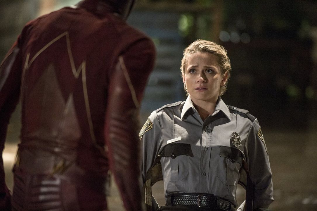 Muss schnell erkennen, was es bedeutet, wenn man sich dem Kampf gegen die Meta-Wesen anschließt: Polizistin Patty Spiovot (Shantel VanSanten) ... - Bildquelle: 2015 Warner Brothers.
