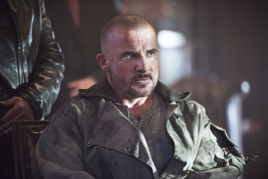 Während Mick Rory alias Heat Wave (Dominic Purcell) Cisco und dessen Bruder gefangen hält, können diese endlich jahrelange Familienstreitigkeiten be... - Bildquelle: Warner Brothers.