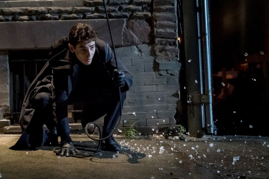 Auf einer seiner nächtlichen Missionen gerät Bruce (David Mazouz) in eine missliche Lage. Kann er sich selber daraus befreien? - Bildquelle: 2017 Warner Bros.