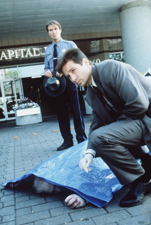 Mulder (David Duchovny, vorne) wird nach Franklin/Pennsylvania gerufen, wo völlig unbescholtene Leute plötzlich durchdrehen und andere Menschen umbr... - Bildquelle: TM +   Twentieth Century Fox Film Corporation. All Rights Reserved.
