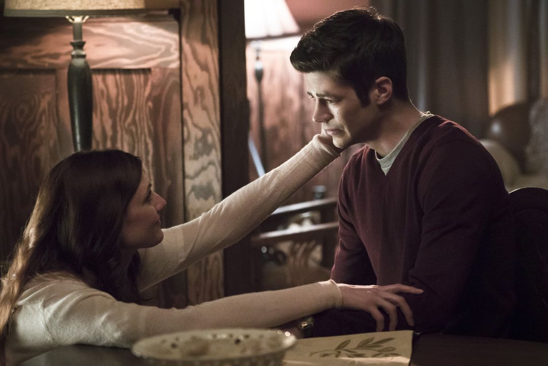 Barry (Grant Gustin, r.) erhält die Chance, in der Zwischenwelt seine Trauer über den Tod seiner Mutter Nora (Michelle Harrison, l.) endlich zu vera... - Bildquelle: Warner Bros. Entertainment, Inc.