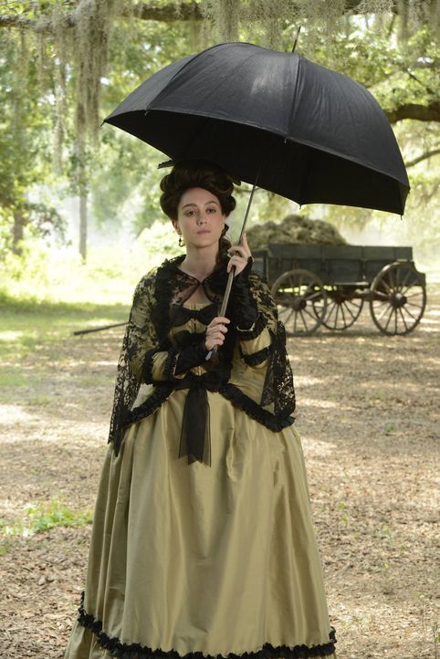 Die untote trauernde Lady Mary Wells (Heather Lind) sorgt in Sleepy Hollow für Chaos ... - Bildquelle: 2014 Fox and its related entities. All rights reserved.