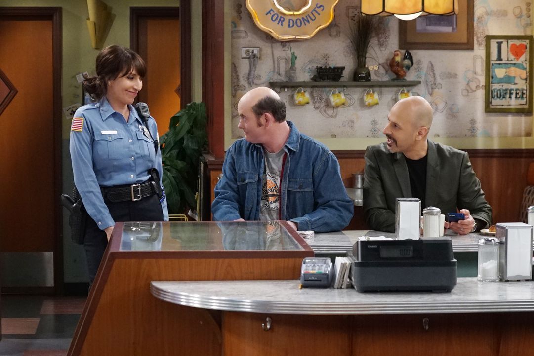 Während sich Arthur über einen Streich ärgert, finden Randy (Katey Sagal, l.), Tush (David Koechner, M.) und Fawz (Maz Jobrani, r.) den traditionell... - Bildquelle: Monty Brinton 2017 CBS Broadcasting, Inc. All Rights Reserved / Monty Brinton