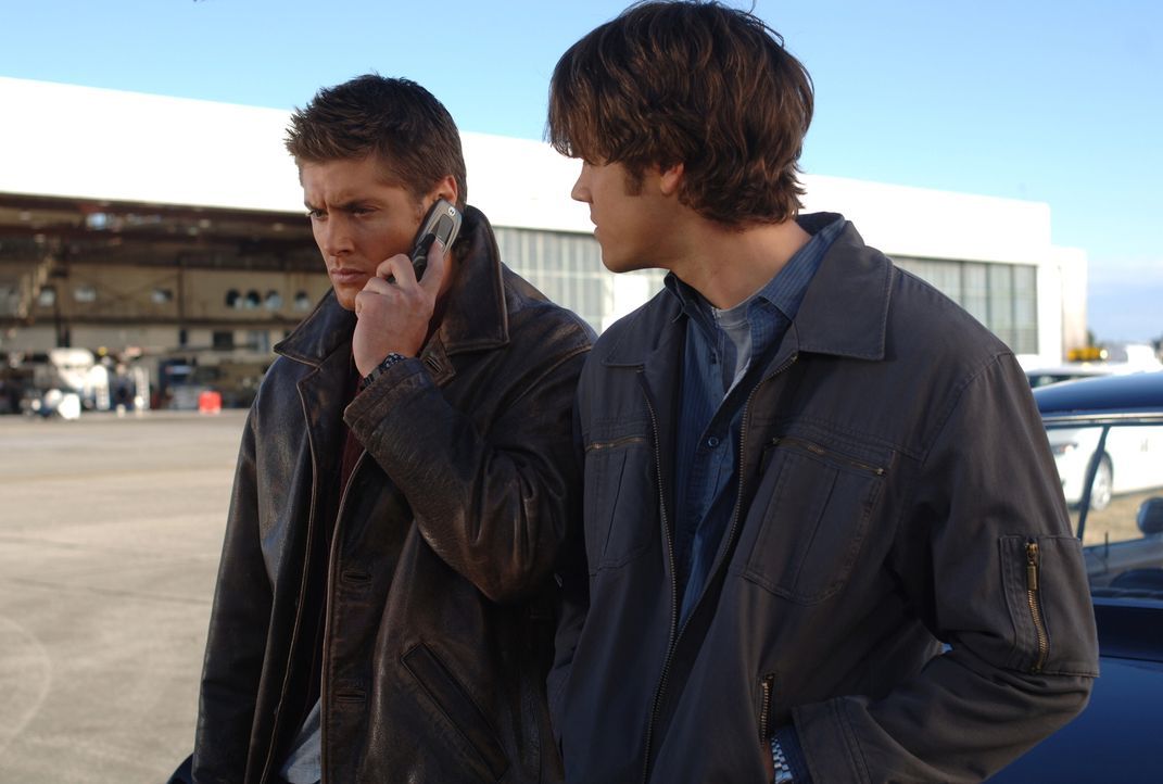 Für Sam (Jared Padalecki, r.) und Dean (Jensen Ackles, l.) beginnt eine Jagd nach einem Dämon, welcher gnadenlos tötet ... - Bildquelle: Warner Bros. Television