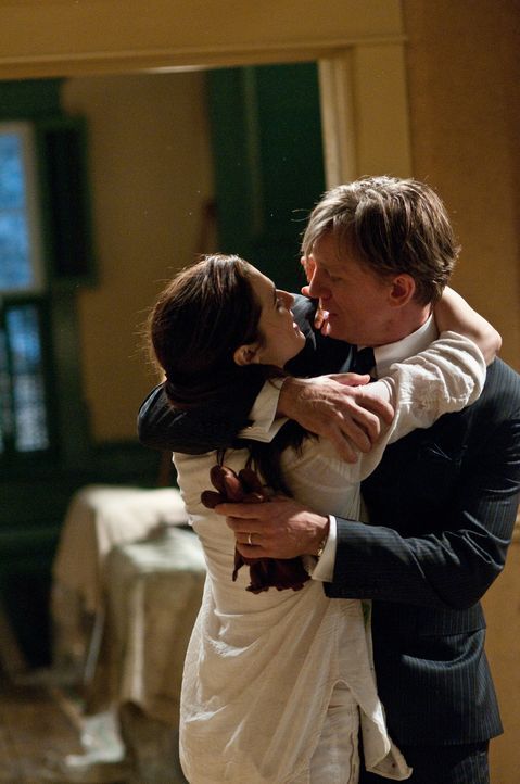 Mit Entsetzen müssen Will (Daniel Craig, r.) und Libby (Rachel Weisz, l.) feststellen, dass ihr neues Traumhaus der Schauplatz eines schrecklichen S... - Bildquelle: 2011 Universal Studios