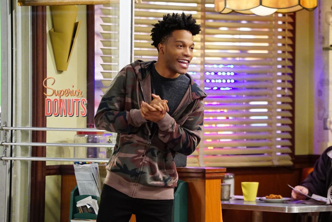 Bekommt Beziehungstipps von Arthur: Franco (Jermaine Fowler) ... - Bildquelle: Sonja Flemming 2017 CBS Broadcasting, Inc. All Rights Reserved / Sonja Flemming
