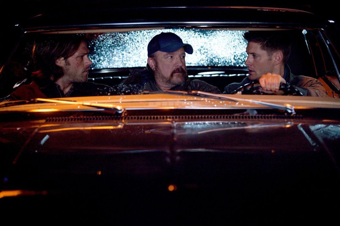 Während Sam (Jared Padalecki, l.) im Koma liegt, streiten Bobby (Jim Beaver, M.) und Dean (Jensen Ackles, r.) in seinem Kopf darüber, ob er ums Über... - Bildquelle: 2013 Warner Brothers