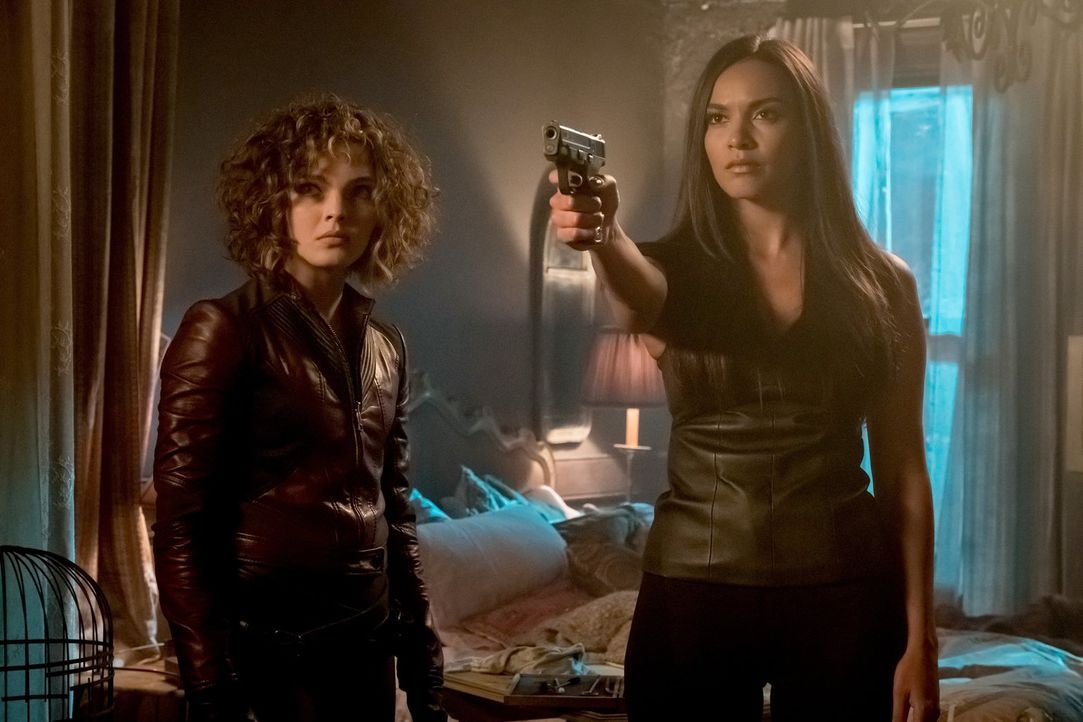 Selina (Camren Bicondova, l.) und Tabitha (Jessica Lucas, r.) werden vor eine schwere Entscheidung gestellt ... - Bildquelle: 2017 Warner Bros.