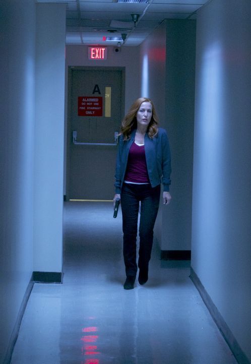 Muss in ein Regierungsgebäude einbrechen, um einem alten Freund zu helfen: Scully (Gillian Anderson) ... - Bildquelle: Shane Harvey 2017 Fox and its related entities. All rights reserved. / Shane Harvey