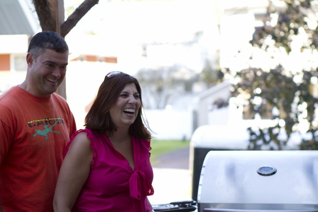 Carlos Bastos (l.) und seine Frau (r.) können nicht glauben, was aus ihrem langweiligen Hinterhof gezaubert wurde ... - Bildquelle: 2011, DIY Network/Scripps Networks, LLC.  All Rights Reserved.