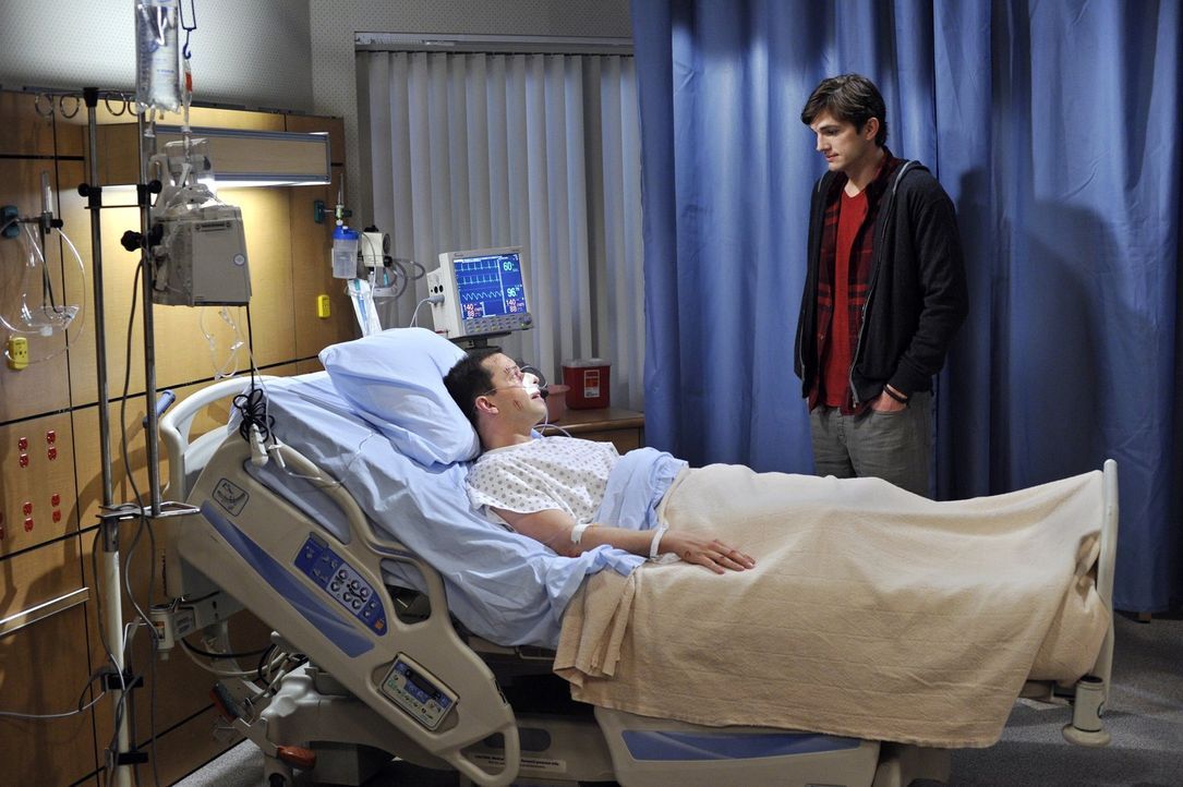 Alan (Jon Cryer, l.) hat mit Walden (Ashton Kutcher, r.) verabredet, dass er Zoey rauswirft, damit er wieder bei ihm wohnen kann. Als Alan eintrifft... - Bildquelle: Warner Brothers Entertainment Inc.