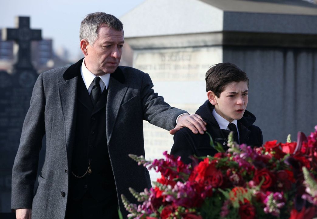 Nachdem seine Eltern ermordet wurden, kümmert sich Alfred Pennyworth (Sean Pertwee, l.), der Butler der Familie Wayne, um Bruce (David Mazouz, r.),... - Bildquelle: Warner Bros. Entertainment, Inc.