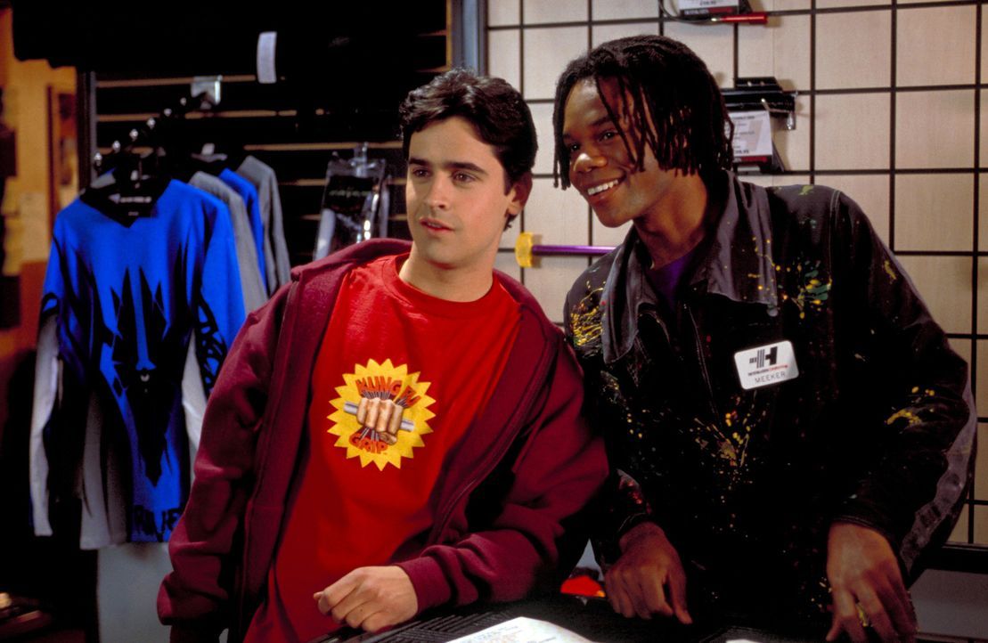 Noch haben Zak (Jesse Bradford, l.) und sein bester Freund Meeker (Garikayi Mutambirwa, r.) einen Heidenspaß mit der Uhr, die die Zeit stillstehen l... - Bildquelle: TM &   2001-2006 BY PARAMOUNT. ALL RIGHTS RESERVED
