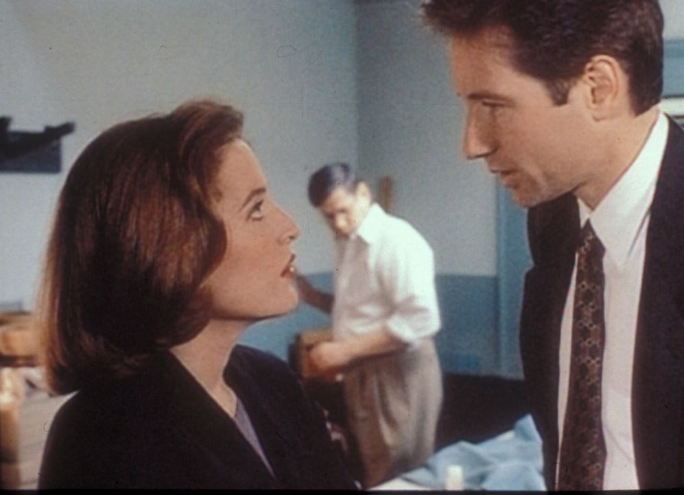 Mulder (David Duchovny, r.) und Scully (Gillian Anderson, l.) rätseln über eine Reihe von Todesfällen, deren Opfer nie gefunden wurden, aber offenba... - Bildquelle: TM +   2000 Twentieth Century Fox Film Corporation. All Rights Reserved.