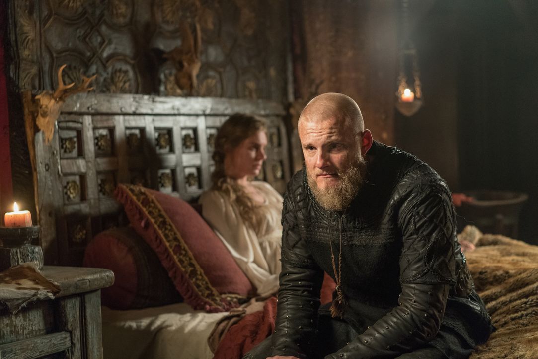 Gunnhild (Ragga Ragnars, l.); Björn (Alexander Ludwig, r.) - Bildquelle: 2020 TM Productions Limited / T5 Vikings IV Productions Inc. All Rights Reserved. An Ireland-Canada Co-Production.