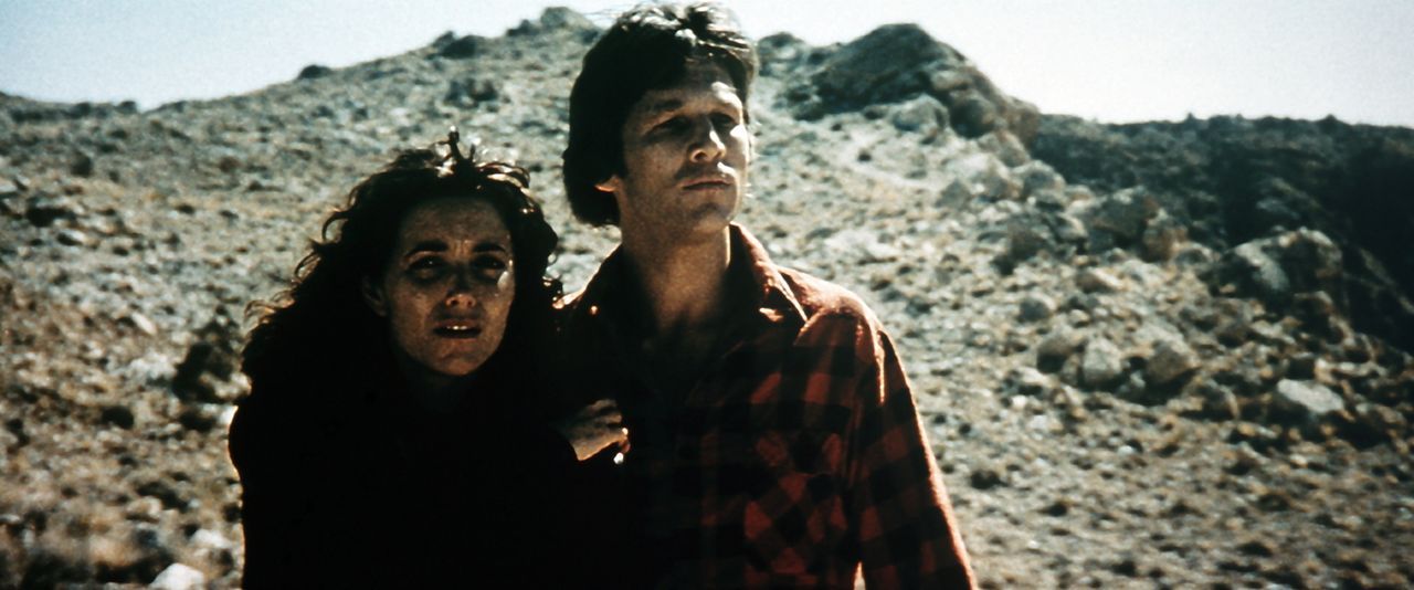 Nach gefährlichen Abenteuern gelangen Starman (Jeff Bridges, r.) und Jenny (Karen Allen, l.) schließlich an ihr Ziel - ein riesiger Krater, in dem d... - Bildquelle: Columbia Pictures