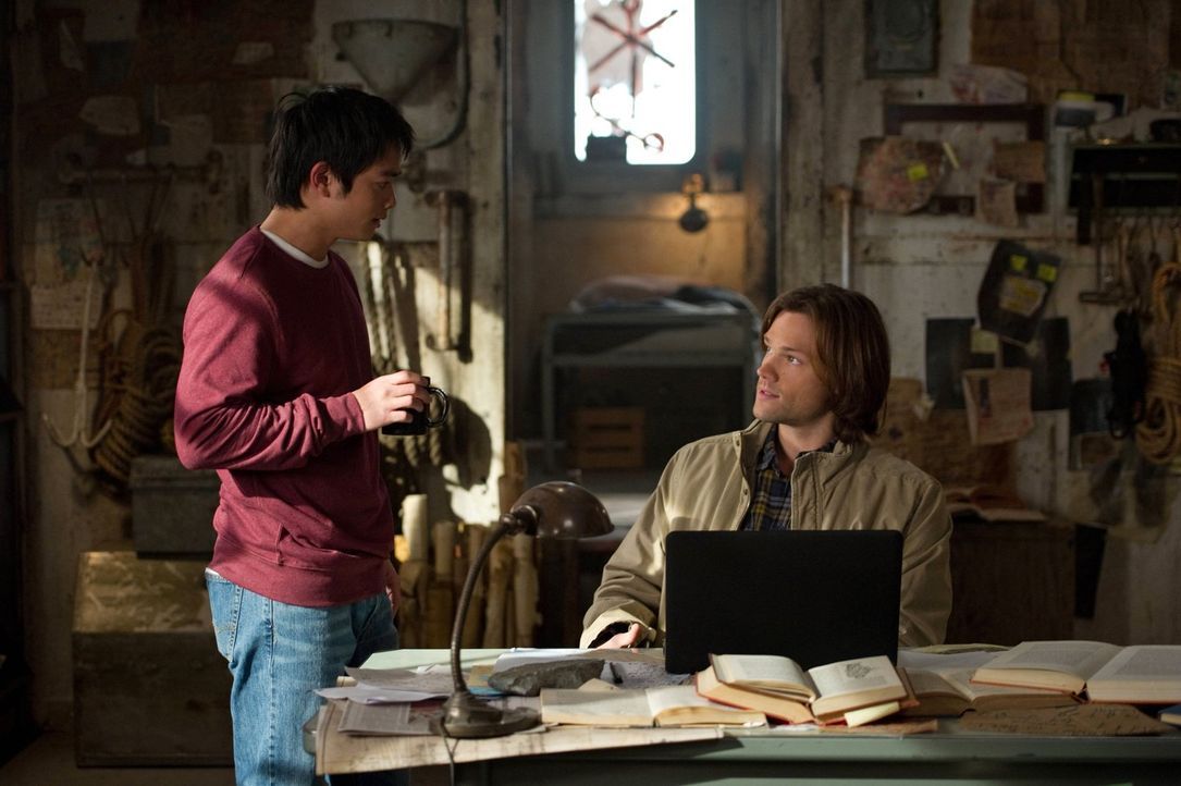 Sam (Jared Padalecki, r.) macht sich Sorgen um Kevins (Oric Chau, l.) Gesundheit. Zu Recht? - Bildquelle: Warner Bros. Television