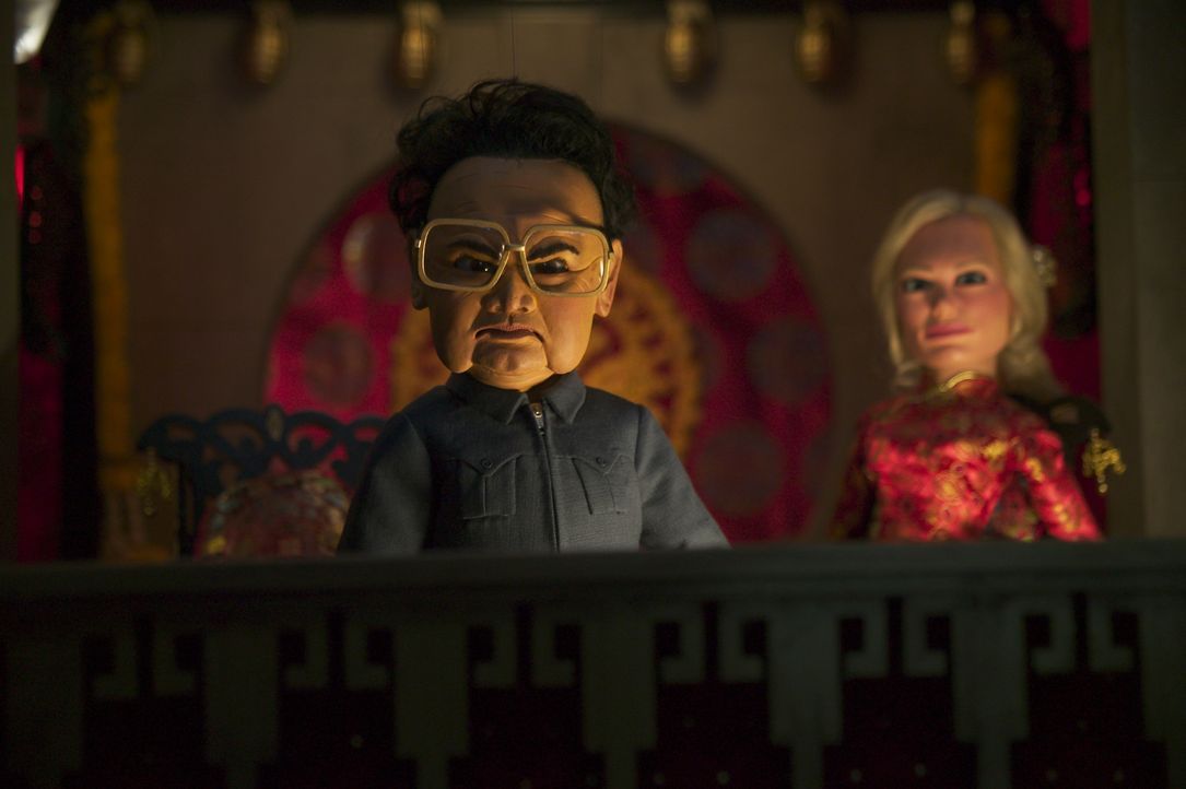 Der nordkoreanische Diktator Kim Il Sung (l.) hat einen Haufen Minderwertigkeitskomplexe, die er mit einem Vernichtungsschlag gegen die USA kompensi... - Bildquelle: Paramount Pictures