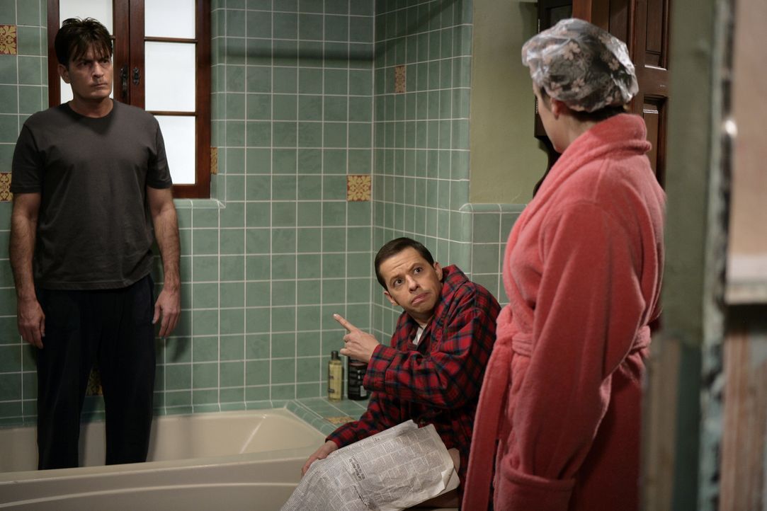 (v.l.n.r.) Charlie Harper (Charlie Sheen); Alan Harper (Jon Cryer): Rose (Melanie Lynskey) - Bildquelle: © Warner Bros. Entertainment, Inc.
