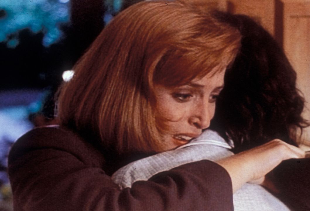 Scully (Gillian Anderson, l.) läuft nachts völlig verzweifelt durch  die halbe Stadt zu ihrer Mutter (Sheila Larken, r.), um ihr anzuvertrauen, dass... - Bildquelle: TM +   Twentieth Century Fox Film Corporation. All Rights Reserved.