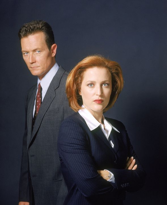 (8. Staffel) - Die Wahrheit ist irgendwo da draußen: FBI-Agentin Dana Scully (Gillian Anderson, r.) und FBI-Agent John Doggett (Robert Patrick, l.)... - Bildquelle: TM +   2000 Twentieth Century Fox Film Corporation. All Rights Reserved.