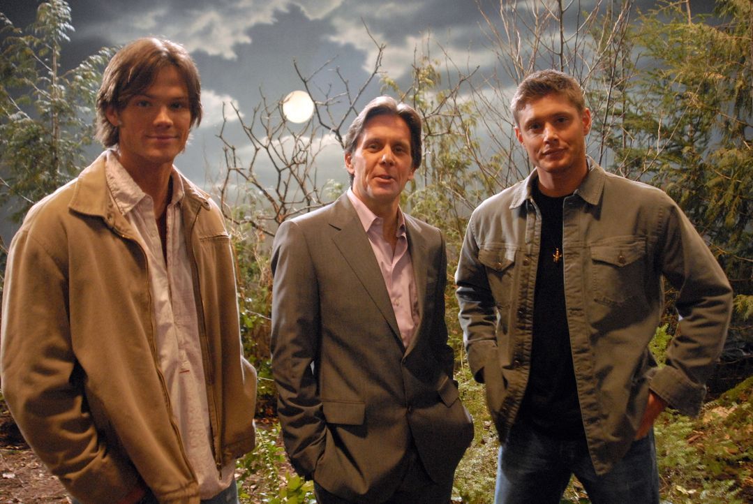 Während der Dreharbeiten geschehen merkwürdige Dinge. Sam (Jared Padalecki, l.) und Dean (Jensen Ackles, r.) erhoffen sich von Brad (Gary Cole, M.)... - Bildquelle: Warner Bros. Television