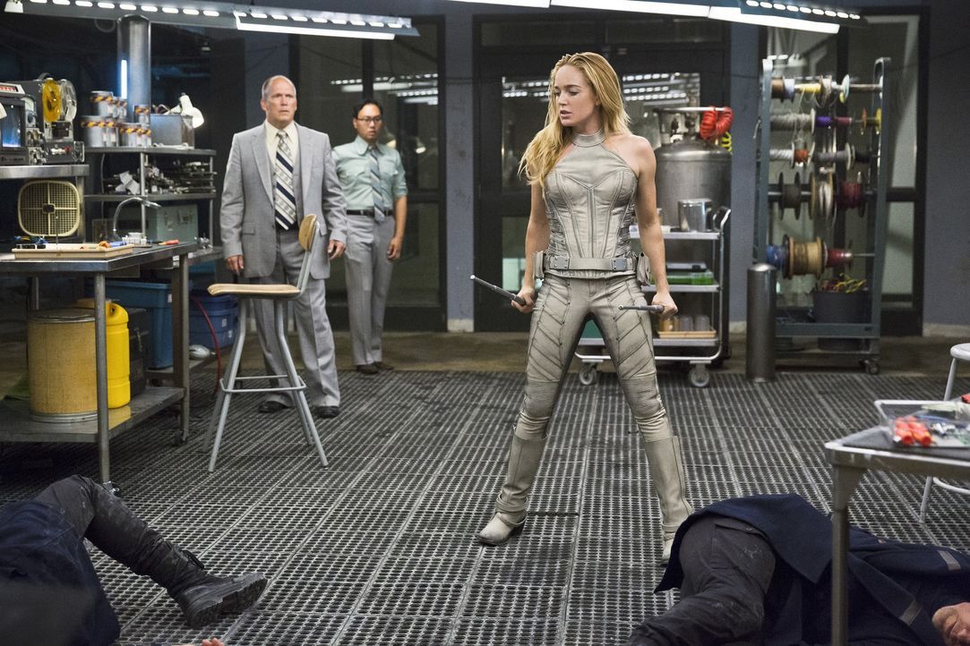 Um zu verhindern, dass Savage die innovative Technologie von Rays Anzug nutzen kann, stattet Sara alias White Canary (Caity Lotz, r.) seinem Labor e... - Bildquelle: 2015 Warner Bros.