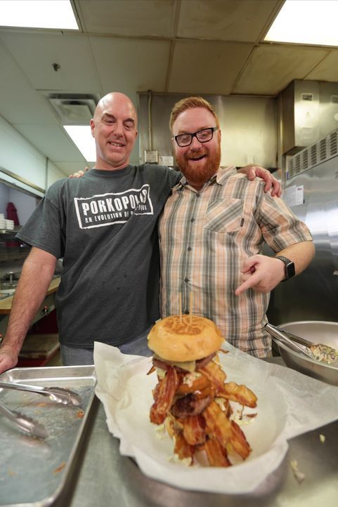In Phoenix stattet Josh Denny (l.) Küchenchef Matt Hamilton (r.) im "Porkopolis" einen Besuch ab und testet dessen "Triple Brady Bacon Burger" ... - Bildquelle: 2017,Television Food Network, G.P. All Rights Reserved.