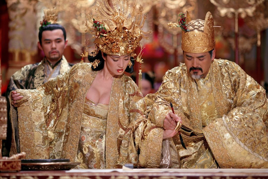 Planen blutige Rache: Prinz Jai (Jay Chou, l.), Kaiser Ping (Yun Fat Chow, r.) und seine Frau Phoenix (Li Gong, l.) ... - Bildquelle: TOBIS Film
