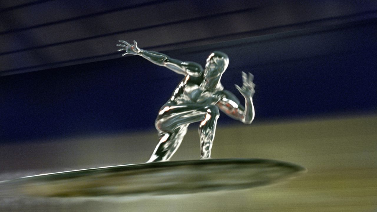 Auf seinem Surfbrett sorgt der "Silver Surfer" (Doug Jones) nicht nur für Aufsehen. Überall wo er auftaucht, richtet er gewaltigen Schaden an ... - Bildquelle: Twentieth Century Fox